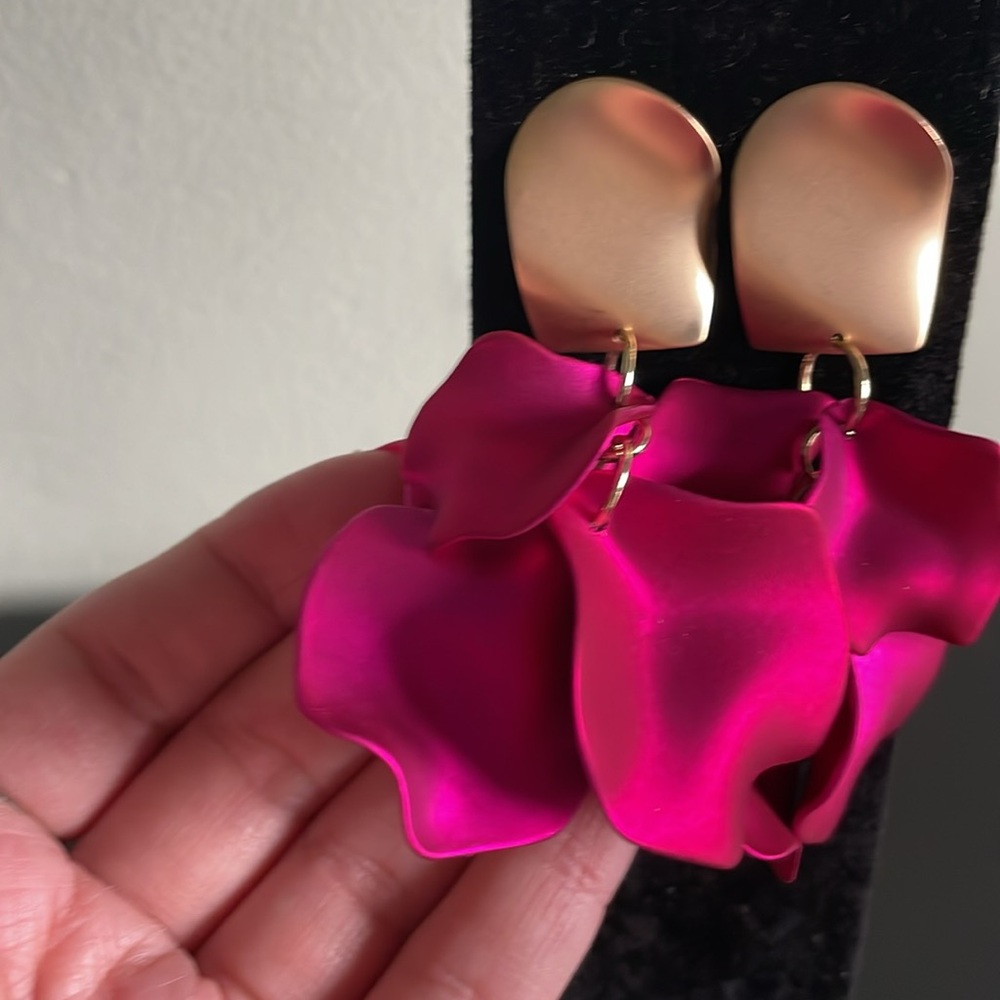 Fun statement earrings - matte gold and hot pink - Picture 2 of 2